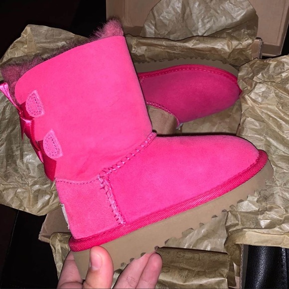 Kids Uggs size 7 - Picture 1 of 5